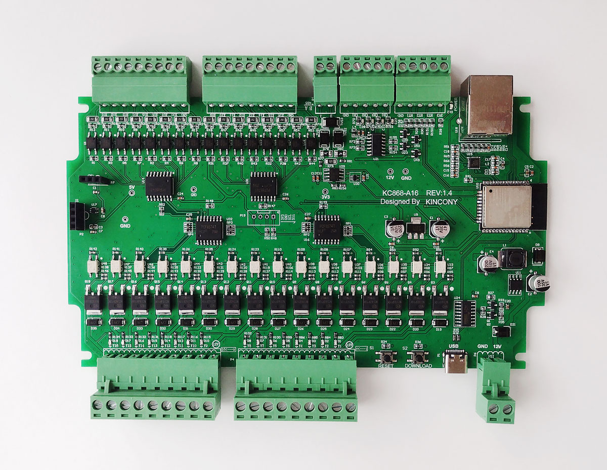 Плата KC868-A16 зверху: колодки входів угорі, колодки виходів унизу, Ethernet і модуль ESP32 праворуч