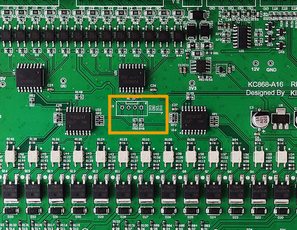 Майданчики I2C на платі KC868-A16 — чотири отвори між мікросхемами PCF8574, без гребінки