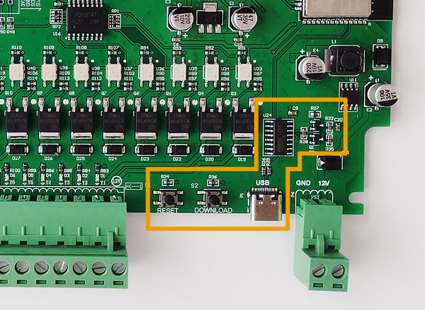 Роз'єм USB Type-C, кнопки Reset і Download на нижньому краї плати KC868-A16